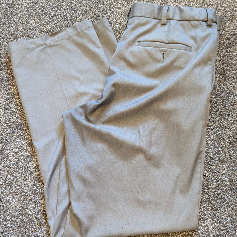 Haggar Men's Cool 18 Pro Classic Fit Flat Front Pant.